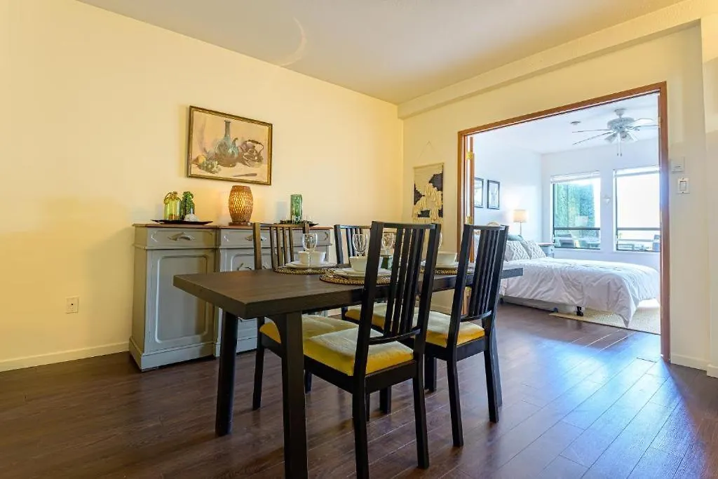 Charming Suite With Amazing Views Vancouver Apartment